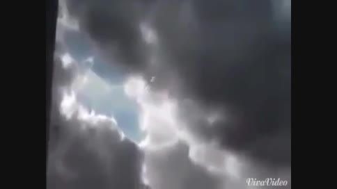 دوتا فرشته در آسمان کویت فیلمبرداری از پنجره ی هواپیما