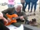 ‫پیرمرد گیتار زن با عشق مینوازد‬
