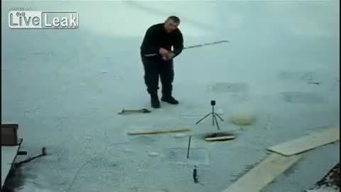 ماهیگیری کمدی روسی بروی یخ!