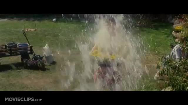 فیلم رامونا و بیزوس - کلیپ Water Fight