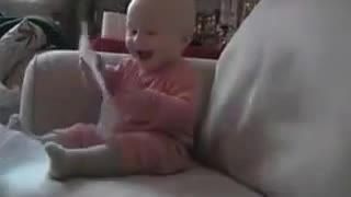 کلیپ خنده دار خندیدن نوزاد به پاره شدن کاغذ