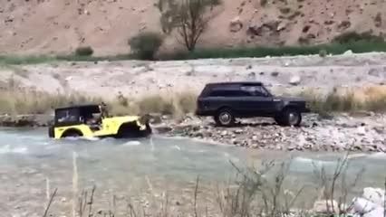 خارج کردن جیپ از رودخانه