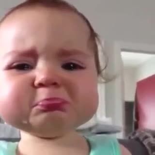 گریه خیلی ناز یه بچه