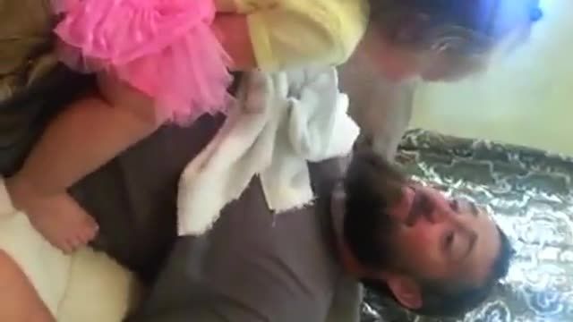 خنده و گریه دختر بچه با تراشیدن ریش صورت! - حتما ببینید