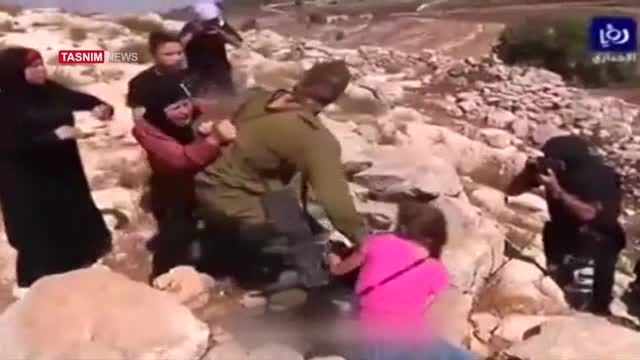 کتک خوردن نظامی صهیونیست از زنان فلسطینی