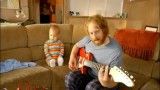 ویدیو با حال و دیدینی از بچه گیتاریست