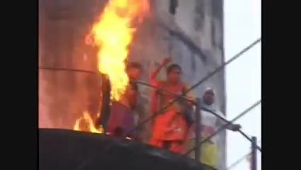 سوختن زن هندی پس از آتش زدن چادر مشکی زنان مسلمان