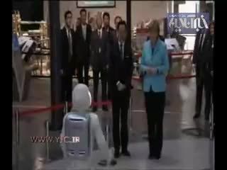دیدار صدر اعظم آلمان با روبات انسان نما!