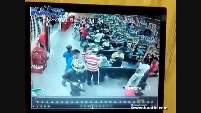 درگیری مسلحانه در فروشگاه ...!