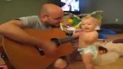بچه ای که از صدای گیتاره هیجان زده میشه