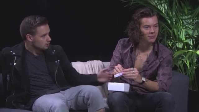 One Direction play the Sugarscape Fourplay challenge