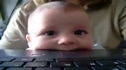 کوچولو داره لپ تاپ می خوره دیگه