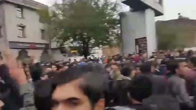 تجمع اعتراضی مردم تبریز در واکنش به برنامه فیتیله