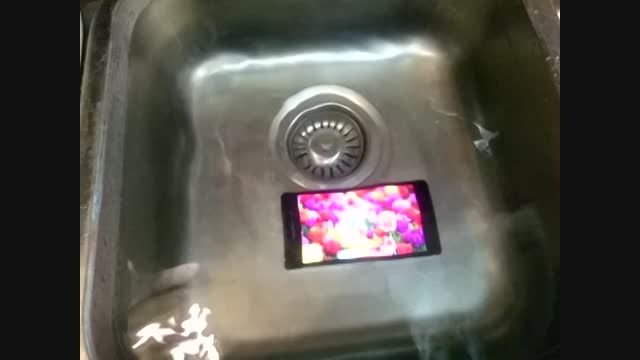 تست پخش فیلم گوشی xperia Z2 در زیر آب