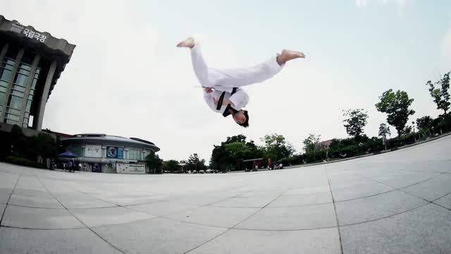 One-on-One Tricking Battle - Red Bull Kick It 2014