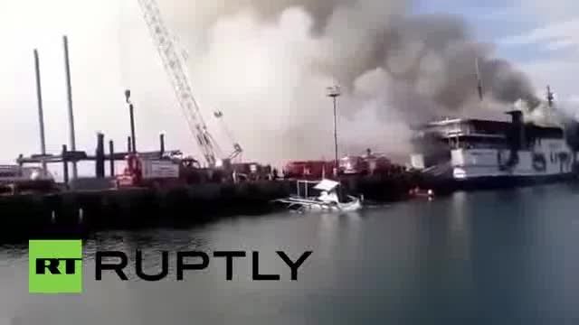 آتش سوزی در قایق توریستی با ۵۰۰ مسافر