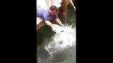 حمله ماهی غول پیکر به یک انسان