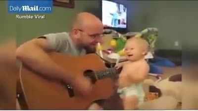 همكارى این نى نى كوچولو با باباش در گیتار زدن.