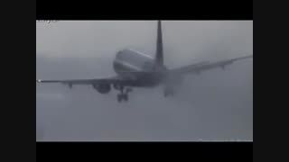لحظه استثنایی فرود هواپیما در طوفان