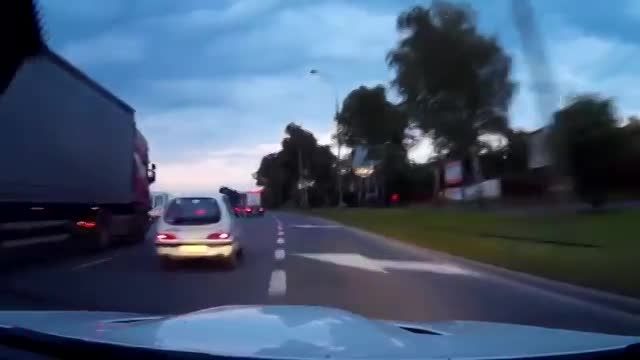 ریس دیوانه وار BMW M3 با موتور در خیابان های روسیه!!