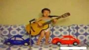 گیتارزدن بچه