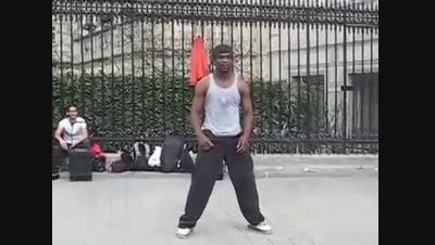رقصیدن مرد خارجی در جلوی مردم(خیلی باحاله )