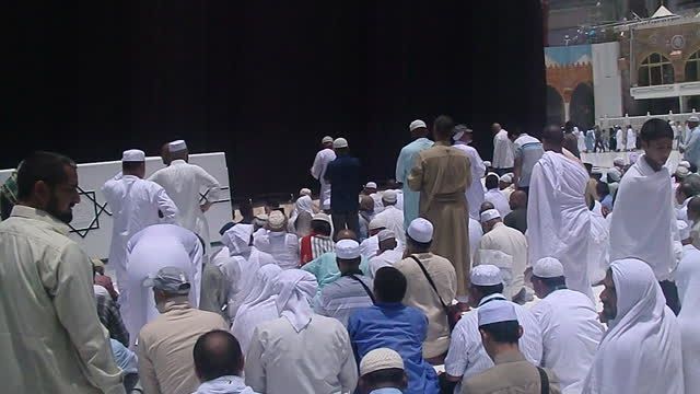 آماده شدن طواف کنندگان برای اقامه نماز