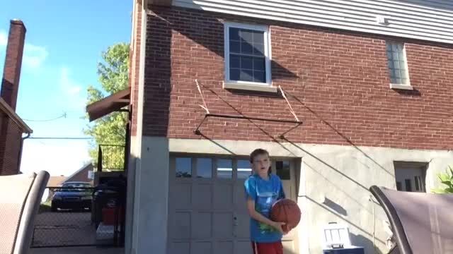 آزمایش ساده با کمک توپ بسکتبال و تنیس