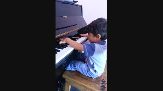 پیانو زدن سامیار