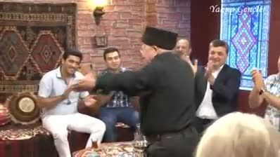 رقص آذری پیرمرد در برنامه زنده