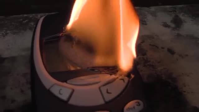 نوکیا 3310 در مقابل توپ شعله ور نیکلی