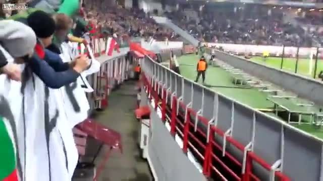 فوتبالیست با نینجا و دستمال گردن به میان هواداران میرود