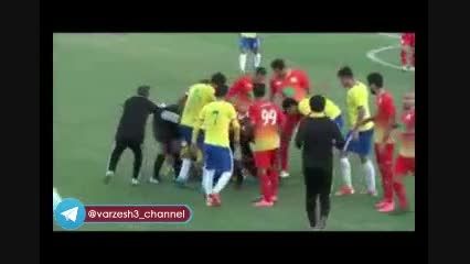 لحظه ای که داور جان بازیکن ایرانی را نجات میدهد.