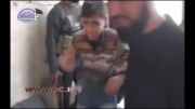 کتک خوردن بچه سوری توسط تروریستهابخاطر حمل مرغ!!!