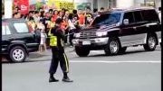 رقص پلیس ترافیک در وسط خیابون