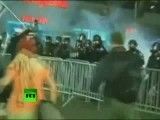 پرتاب نارنجک پلیس آمریکا میان جمعیت در حال کمک به یک معترض مصدوم