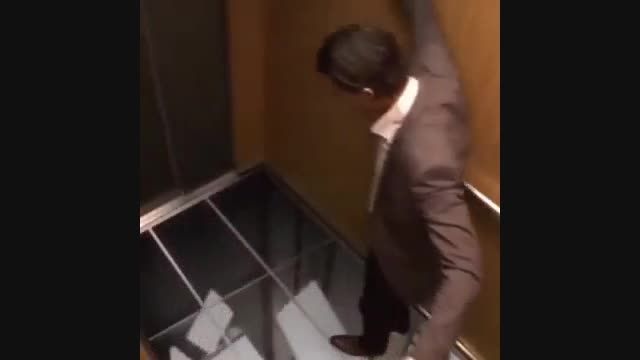 ترسوندن مردم در آسانسور