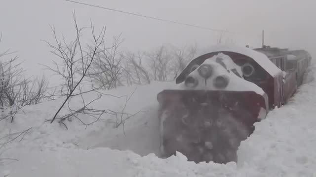 قطار در برف عمیق