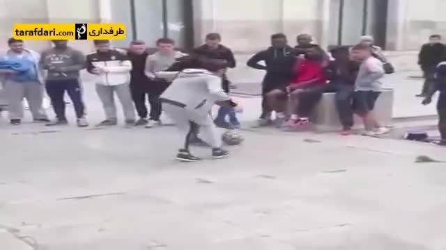لایی زدن یک دختر به پسر پر مدعا در خیابان