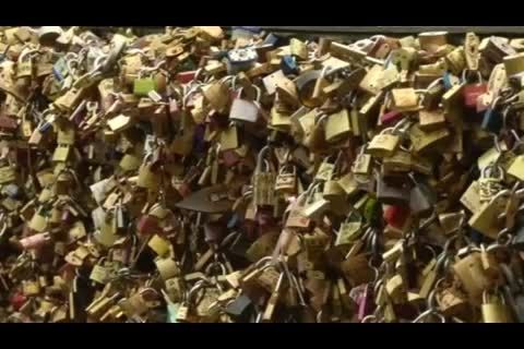 بخشی از پل هنر پاریس به خاطر وزن قفل های عشق فروریخت