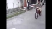 کله پا شدن بچه با دوچرخه