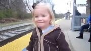 دختر بچه ایی که با دیدن قطار ذوق میکنه