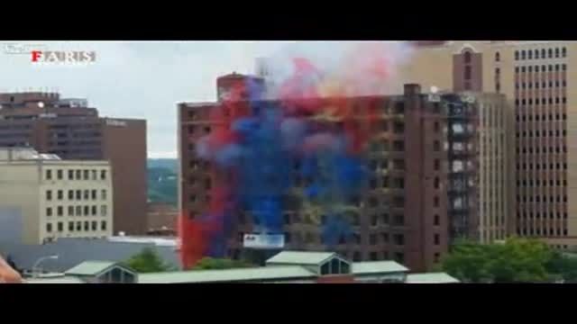 تخریب دیدنی ساختمان با بمب های رنگی