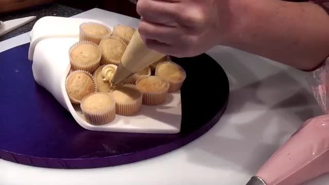 تزیین کیک با کاپ کیکهای به شکل دسته گل رز