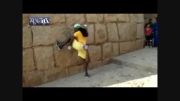 راه رفتن روی دیوار توسط مرد پنجه طلایی آفریقایی!!