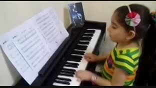 پیانو نوازی زیبای دختر 6 ساله  آملی