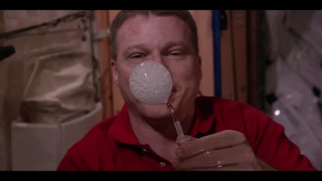 بازی فضانوردان با حباب های آب پر شده از کربن در فضا