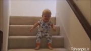 بازی نوزاد زیبا با تلو تلو خوردن از پله !