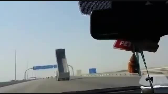 تصادف تریلر با تابلو راهنمایی - عربستان