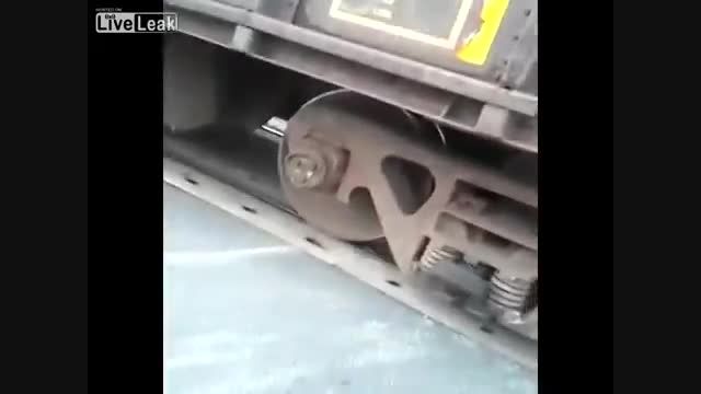 خوردن ماشین به قطار